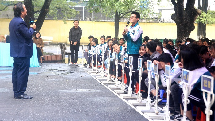 Giáo sư Nguyễn Lân Dũng hỏi đáp cùng các em học sinh Trường Trung học Phổ Thông Nhị Chiểu (Ảnh: Vũ Ninh) Giáo sư Nguyễn Lân Dũng hỏi đáp cùng các em học sinh Trường Trung học Phổ Thông Nhị Chiểu (Ảnh: Vũ Ninh)