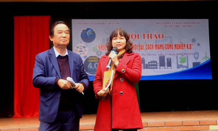 Giáo sư Nguyễn Lân Dũng tặng sách cho thầy cô trong trường (Ảnh: Vũ Ninh) Giáo sư Nguyễn Lân Dũng tặng sách cho thầy cô trong trường (Ảnh: Vũ Ninh)