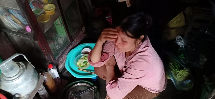 Bữa cơm của 2 mẹ con chỉ có một món ăn duy nhất là bắp cải luộc (Ảnh: Vũ Ninh) Bữa cơm của 2 mẹ con chỉ có một món ăn duy nhất là bắp cải luộc (Ảnh: Vũ Ninh)