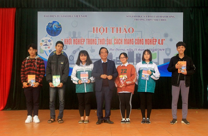 Giáo sư hỏi đáp và tặng sách cho các em học sinh trường Trung học Phổ thông Nhị Chiểu (Ảnh: Vũ Ninh) Giáo sư hỏi đáp và tặng sách cho các em học sinh trường Trung học Phổ thông Nhị Chiểu (Ảnh: Vũ Ninh)