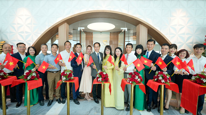 Đại biểu và khách mời chúc mừng lễ khai trương phòng chờ Vietcombank Priority tại Nhà ga T3, Sân bay quốc tế Tân Sơn Nhất, Thành phố Hồ Chí Minh sáng ngày 30/04/2025. 20250430_VCB_khai trương Phong cho Priority Tan Son Nhat (4).jpg