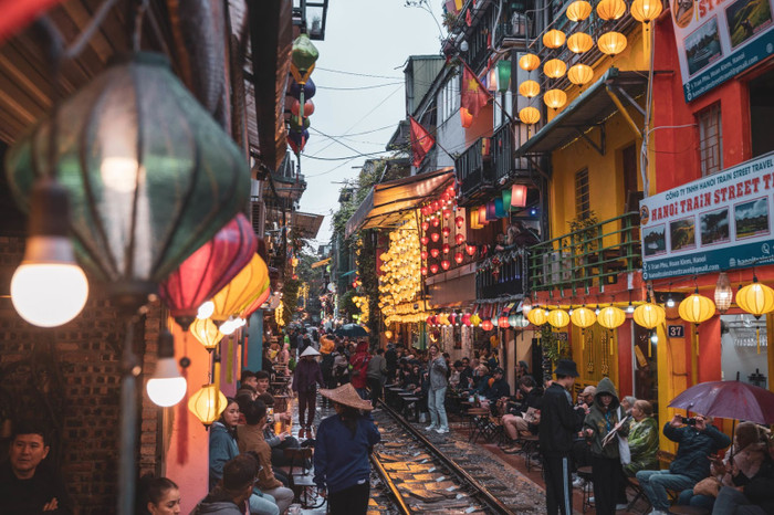 Du khách yêu thích Cafe đường tàu nhờ sự độc đáo của con phố.