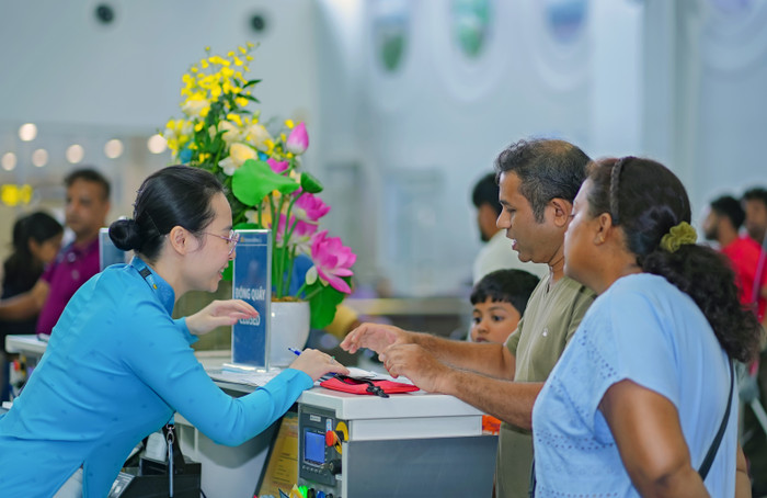 Ảnh 5_ Vietnam Airlines chào mừng những hành khách đầu tiên của chuyến bay VN983 đi từ Hà Nội tới Bengaluru.jpg