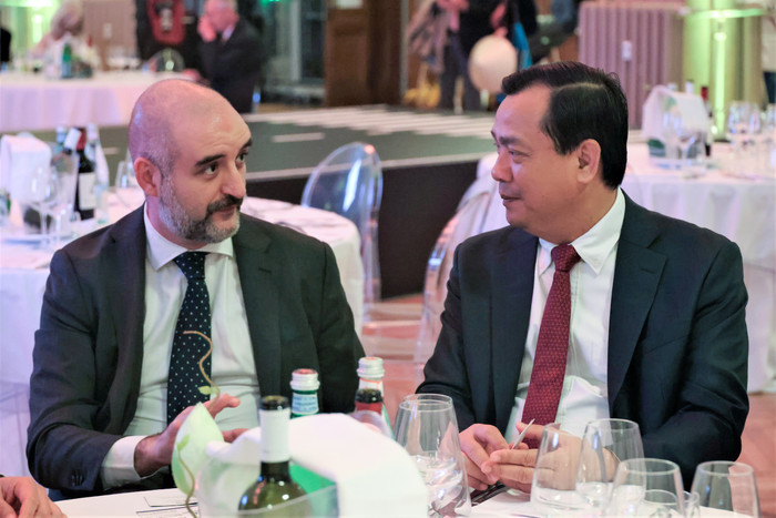 7. Ông Nguyễn Trùng Khánh - Cục trưởng Cục Du lịch Quốc gia và Ông Raffaele Cattaneo - Quốc vụ khanh vùng Lombardia đã có những thảo luận để hai bên tăng cường hợp tác, thúc đẩy du lịch hai chiều.jpg