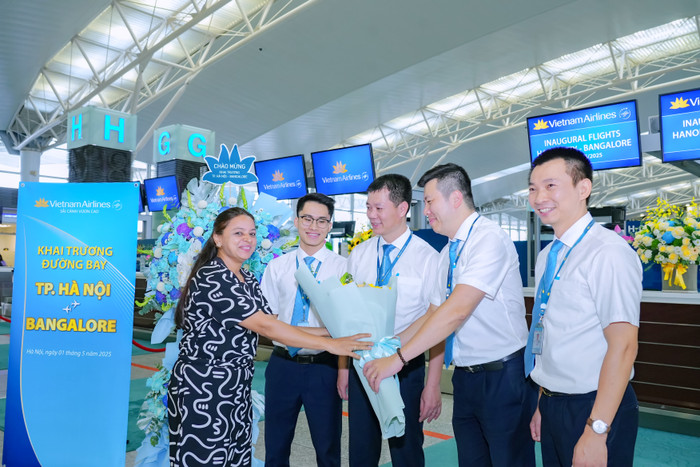 Ảnh 4_ Những hành khách đầu tiên của chuyến bay thẳng Hà Nội - Bengaluru nhận hoa từ Vietnam Airlines.jpg