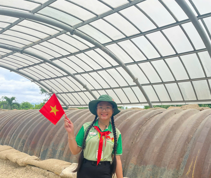 Em Trần Văn Linh Thương đã để lại ấn tượng sâu sắc với cô giáo của mình về nghị lực vươn lên trong cuộc sống. Em Trần Văn Linh Thương đã để lại ấn tượng sâu sắc với cô giáo của mình về nghị lực vươn lên trong cuộc sống.