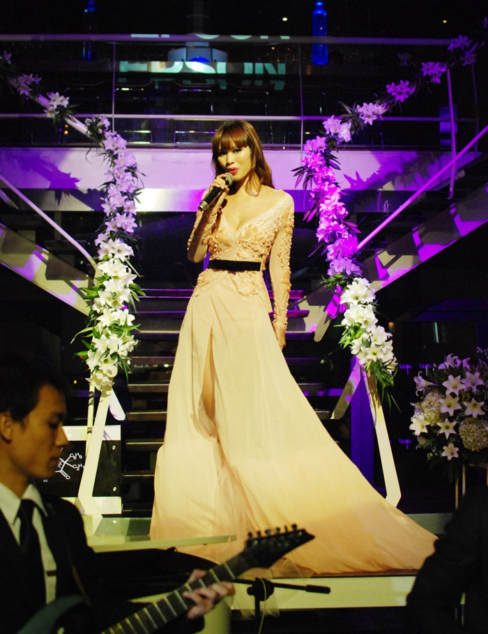 Mini liveshow 'From the very start' của Hà Anh diễn ra tối 6/4 tại du thuyền Taboo, Hồ Tây. Mini liveshow 'From the very start' của Hà Anh diễn ra tối 6/4 tại du thuyền Taboo, Hồ Tây.