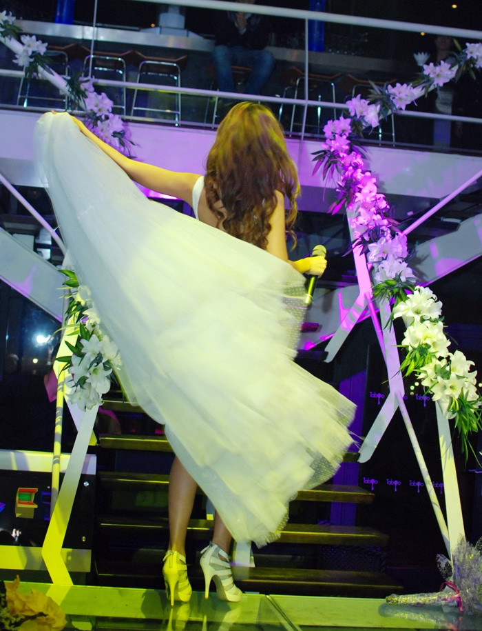 Cô có một màn lột váy, nhảy múa rất gợi cảm trước mặt khán giả. Cô có một màn lột váy, nhảy múa rất gợi cảm trước mặt khán giả.