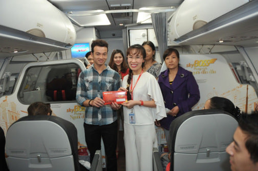 Nữ doanh nhân Nguyễn Thị Phương Thảo (áo trắng) - Thuyền trưởng của Vietjet Air. ảnh: vja. Nữ doanh nhân Nguyễn Thị Phương Thảo (áo trắng) - Thuyền trưởng của Vietjet Air. ảnh: vja.