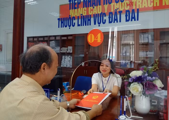 Bộ Tài nguyên và Môi trường quyết định ngưng hiệu lực quy định ghi thêm tên thành viên gia đình vào sỏ đỏ nhận được sự đồng thuận từ dư luận. Ảnh: L.Đ.T.Đ