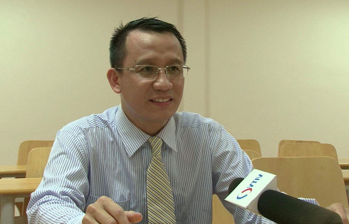 Tiến sĩ - Luật sư Bùi Quang Tín cho rằng, mức phạt hiện nay quá nhẹ so với lợi nhuận thu được từ việc bán "chui" cổ phiếu. Ảnh: VITV. Tiến sĩ - Luật sư Bùi Quang Tín cho rằng, mức phạt hiện nay quá nhẹ so với lợi nhuận thu được từ việc bán "chui" cổ phiếu. Ảnh: VITV.