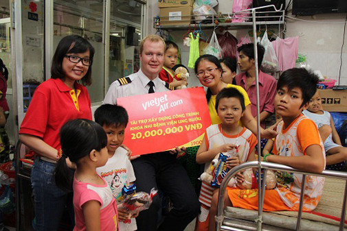 Hãng hàng không Vietjet có trách nhiệm với cộng đồng, xã hội khi thường xuyên có những hoạt động từ thiện ý nghĩa và thiết thực đối với người nghèo, người có hoàn cảnh khó khăn trên cả nước. Ảnh: VJ. Hãng hàng không Vietjet có trách nhiệm với cộng đồng, xã hội khi thường xuyên có những hoạt động từ thiện ý nghĩa và thiết thực đối với người nghèo, người có hoàn cảnh khó khăn trên cả nước. Ảnh: VJ.