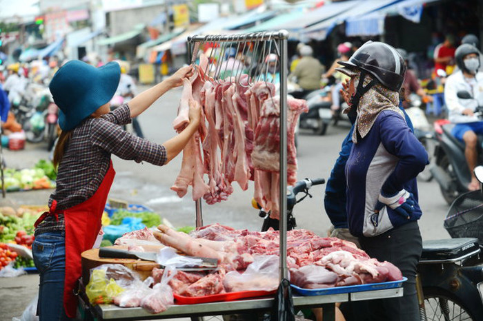 Năm 2017, thị heo rớt giá thảm hại khiến nhiều người chăn nuôi, doanh nghiệp điêu đứng. Ảnh: Tuổi trẻ. Năm 2017, thị heo rớt giá thảm hại khiến nhiều người chăn nuôi, doanh nghiệp điêu đứng. Ảnh: Tuổi trẻ.