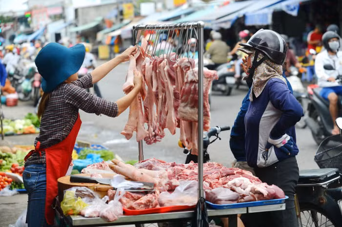 Năm 2017, thị heo rớt giá thảm hại khiến nhiều người chăn nuôi, doanh nghiệp điêu đứng. Ảnh: Tuổi trẻ.