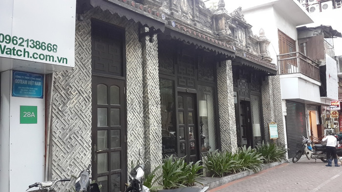 Cửa hàng Khaisilk số 26 Nguyễn Thái Học (Hà Nội) đã gỡ biển hiệu Khaisilk và ngừng hoạt động, còn nhà hàng Khải Brothers vẫn hoạt động bình thường. Ảnh: V.P Cửa hàng Khaisilk số 26 Nguyễn Thái Học (Hà Nội) đã gỡ biển hiệu Khaisilk và ngừng hoạt động, còn nhà hàng Khải Brothers vẫn hoạt động bình thường. Ảnh: V.P