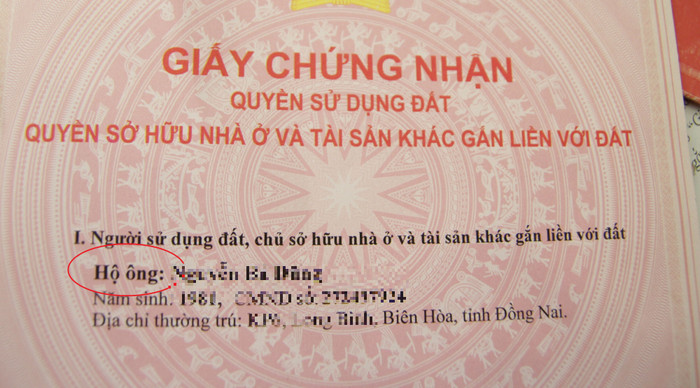 Giấy chứng nhận cấp cho "Hộ ông" đang gây khó khăn, phức tạp cho người dân của ngành tài nguyên, nhưng cũng chưa có giải pháp căn cơ và khoa học. Ảnh: Vũ Phương. Giấy chứng nhận cấp cho "Hộ ông" đang gây khó khăn, phức tạp cho người dân của ngành tài nguyên, nhưng cũng chưa có giải pháp căn cơ và khoa học. Ảnh: Vũ Phương.