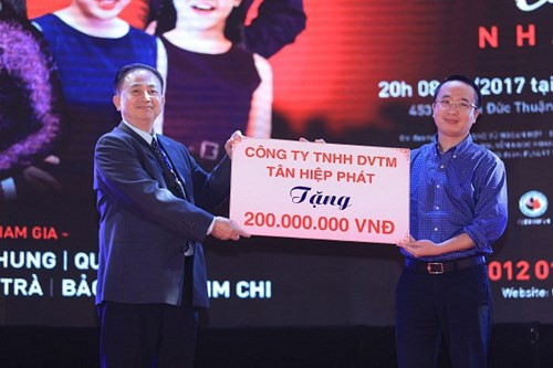 Tân Hiệp Phát thường xuyên đồng hành cùng các chương trình từ thiện như nối vòng tay lớn, cùng em đến trường...các hoạt động từ thiện của Tân Hiệp Phát xuất phát từ trách nhiệm vì cộng đồng, xã hội. Ảnh: THP. Tân Hiệp Phát thường xuyên đồng hành cùng các chương trình từ thiện như nối vòng tay lớn, cùng em đến trường...các hoạt động từ thiện của Tân Hiệp Phát xuất phát từ trách nhiệm vì cộng đồng, xã hội. Ảnh: THP.