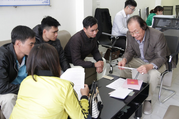 Tiến sĩ Trần Công Trục đang giải thích, hướng dẫn cho người dân làm thủ tục sang nhượng sổ đỏ, tuy nhiên, thực tế nhiều sổ đỏ ghi tên chủ hộ gây khó khăn cho người dân, cơ quan công công chứng và cho cả cơ quan thực thi. Ảnh: Vũ Phương. Tiến sĩ Trần Công Trục đang giải thích, hướng dẫn cho người dân làm thủ tục sang nhượng sổ đỏ, tuy nhiên, thực tế nhiều sổ đỏ ghi tên chủ hộ gây khó khăn cho người dân, cơ quan công công chứng và cho cả cơ quan thực thi. Ảnh: Vũ Phương.