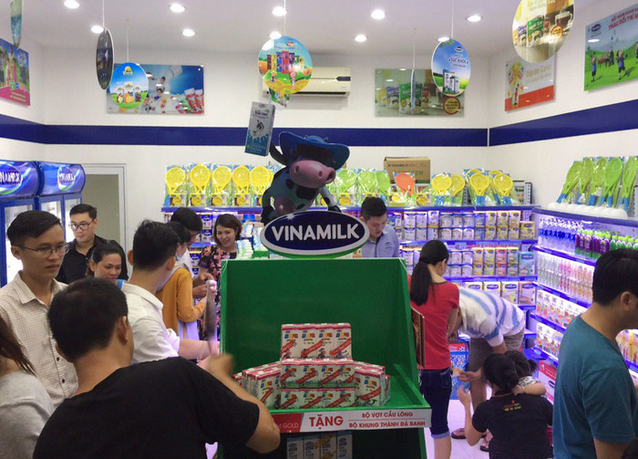 Đại diện Vinamilk cho rằng, công văn của ngành hải quan đang gây khó khăn cho doanh nghiệp vì thực tế, nhiều doanh nghiệp, trong đó có Vinamilk đã được cơ quan chức năng cho hưởng ưu đãi đặc biệt đối với hàng hóa nhập khẩu tại chỗ. Ảnh: Bích Hạnh Đại diện Vinamilk cho rằng, công văn của ngành hải quan đang gây khó khăn cho doanh nghiệp vì thực tế, nhiều doanh nghiệp, trong đó có Vinamilk đã được cơ quan chức năng cho hưởng ưu đãi đặc biệt đối với hàng hóa nhập khẩu tại chỗ. Ảnh: Bích Hạnh