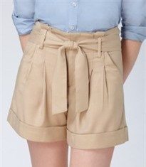 Loại quần ngắn xếp ly đầy nữ tính trở nên quen thuộc với phái đẹp.