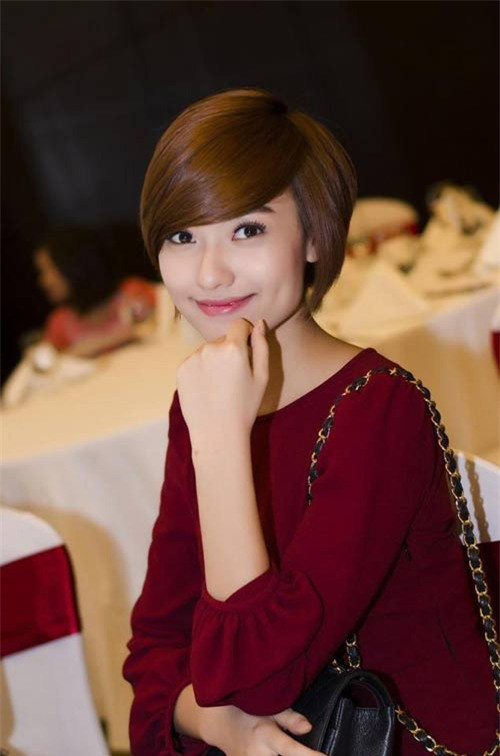 Diện đầm kín đáo, Hồng Quế đẹp hơn so với chiếc váy mỏng tang "mặc như không mặc" của cô khi tham gia Liên hoan phim Diện đầm kín đáo, Hồng Quế đẹp hơn so với chiếc váy mỏng tang "mặc như không mặc" của cô khi tham gia Liên hoan phim