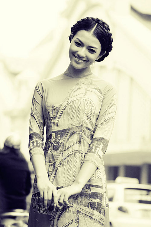 Trông cô xinh đẹp, trong sáng với tà áo dài truyền thống Trông cô xinh đẹp, trong sáng với tà áo dài truyền thống