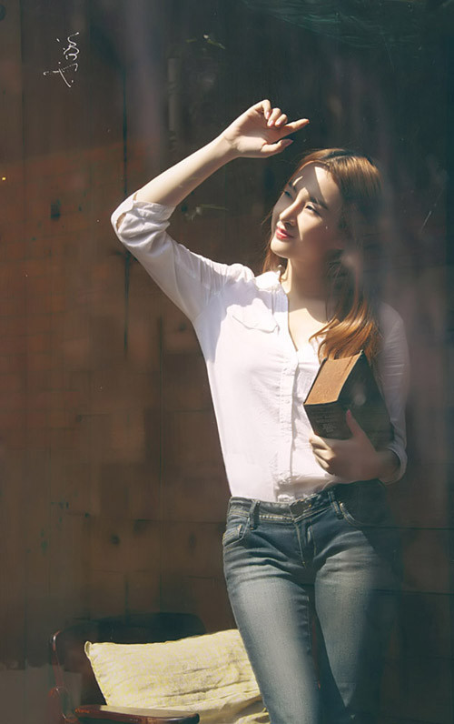 Từ bỏ những bộ đồ bó sát khoe da thịt, Phương Trinh trong sáng với áo sơ mi và quần jean. Trông cô trẻ trung đúng với lứa tuổi của mình. Từ bỏ những bộ đồ bó sát khoe da thịt, Phương Trinh trong sáng với áo sơ mi và quần jean. Trông cô trẻ trung đúng với lứa tuổi của mình.