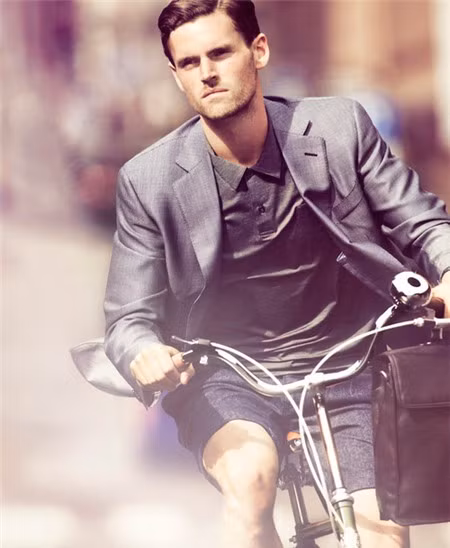 Càng về sau, loại trang phục này càng phổ biến hơn, trở thành một phần của thế giới thời trang.