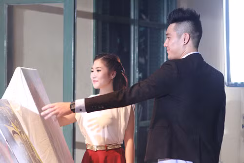 Tuy nhiên, trong ngày quay MV chính thức, Hương Tràm bất ngờ vì chiều cao 1m88 của Việt Anh vì trước đó ngay cả các thành viên trong ê kíp chưa từng được biết tới thông tin này. Tuy nhiên, đây không phải là bất lợi mà cả Hương Tràm và Việt Anh đều rất cố gắng để những cảnh diễn chung của cả 2 diễn ra tốt đẹp và ăn ý.