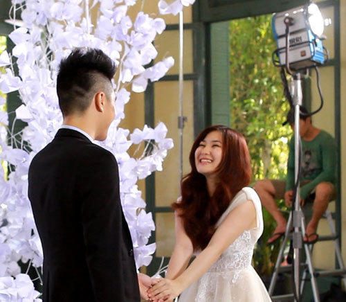 Bài hát là một câu chuyện nhỏ về những rung động đầu đời của một cô gái trước ngưỡng cửa tình yêu, luôn nghĩ đến hình ảnh của một chàng trai mà không dám thổ lộ tình yêu vì còn ngượng ngùng. Bài hát là một câu chuyện nhỏ về những rung động đầu đời của một cô gái trước ngưỡng cửa tình yêu, luôn nghĩ đến hình ảnh của một chàng trai mà không dám thổ lộ tình yêu vì còn ngượng ngùng.