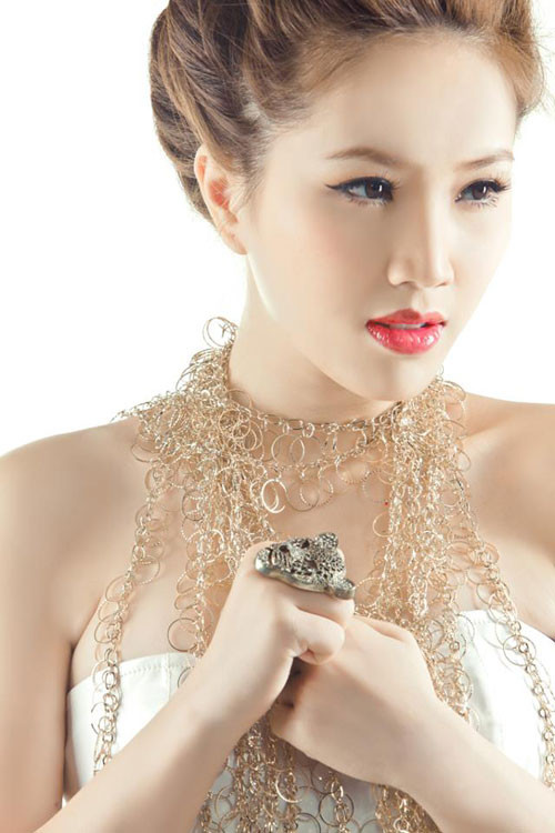 Trước thông tin MV “Ngày vắng anh” copy ý tưởng từ MV "Bubble Pop" của ca sĩ HyunA, Bảo Thy lên tiếng: "Điều tôi muốn nói là MV Ngày vắng anh được tôi và Vương Khang lên ý tưởng nhảy với xe hơi trước ngày quay cả 7 tháng. Do tôi muốn quay với một chiếc xe hơi màu hồng nhưng khó tìm quá. Cận kề ngày phát hành album mà tôi vẫn chưa tìm được chiếc xe hơi màu hồng như mong muốn". Trước thông tin MV “Ngày vắng anh” copy ý tưởng từ MV "Bubble Pop" của ca sĩ HyunA, Bảo Thy lên tiếng: "Điều tôi muốn nói là MV Ngày vắng anh được tôi và Vương Khang lên ý tưởng nhảy với xe hơi trước ngày quay cả 7 tháng. Do tôi muốn quay với một chiếc xe hơi màu hồng nhưng khó tìm quá. Cận kề ngày phát hành album mà tôi vẫn chưa tìm được chiếc xe hơi màu hồng như mong muốn".