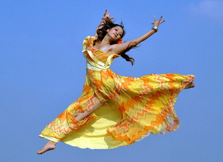 "Tôi quan niệm cuộc sống hôn nhân hay tờ hôn thú không quan trọng bằng việc hai người sống thực sự tôn trọng và hạnh phúc bên nhau. Bạn mình chăm sóc mình và chăm sóc cho sức khỏe của mẹ mình, có trách nhiệm như một người chồng thì mình cũng đừng o ép người ta quá, hãy để người ta đến với mình một cách tự nguyện.", Khánh Thi chia sẻ quan điểm về chuyện hôn nhân. (Theo Vnexpress) "Tôi quan niệm cuộc sống hôn nhân hay tờ hôn thú không quan trọng bằng việc hai người sống thực sự tôn trọng và hạnh phúc bên nhau. Bạn mình chăm sóc mình và chăm sóc cho sức khỏe của mẹ mình, có trách nhiệm như một người chồng thì mình cũng đừng o ép người ta quá, hãy để người ta đến với mình một cách tự nguyện.", Khánh Thi chia sẻ quan điểm về chuyện hôn nhân. (Theo Vnexpress)
