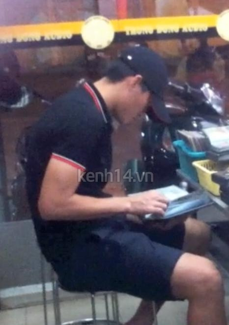 Công Vinh khá thoải mái với áo phông.