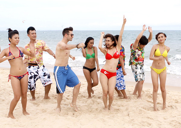 Trong thời gian tham gia "Bước nhảy hoàn vũ", Minh Hằng và Atanas đã tranh thủ khoảng thời gian rảnh để ghi hình cho MV "Nắng vui càng vui" trên bãi biển. Đây là ca khúc mà chị muốn dành tặng cho khán giả đã ủng hộ mình trong cuộc thi. Bài hát được phát hành vào đúng dịp sinh nhật bé Heo, ngày 23/6.