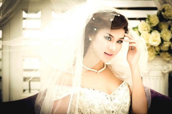 Giải đồng Siêu mẫu Việt Nam 2009 trông xinh đẹp và rạng rỡ khi mặc váy cưới trong bộ ảnh mới nhất. Người mẫu Kim Dung sở hữu gương mặt đẹp như Hoa hậu và hình thể chuẩn. Tuy nhiên, sau khi đoạt giải đồng tại cuộc thi Siêu mẫu Việt Nam năm 2009, cô không có ý định thử sức ở bất kỳ đấu trường nhan sắc nào khác.