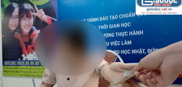 Thí sinh được hướng dẫn nộp phí đầu khóa (Ảnh:V.N) Thí sinh được hướng dẫn nộp phí đầu khóa (Ảnh:V.N)