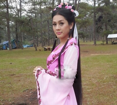 Có vẻ như cô nàng Khanh Chi Lâm xây dựng hình ảnh công chúa cho mình bằng rất nhiều trải nghiệm phong cách khác nhau