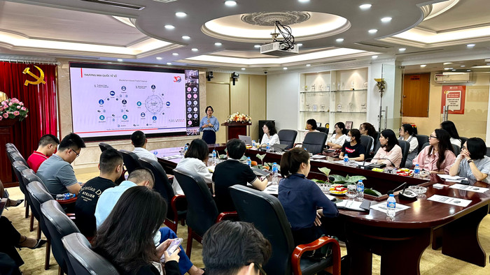 Hội thảo được tổ chức dưới sự dẫn dắt của các chuyên gia có kinh nghiệm hàng chục năm trong lĩnh vực tài trợ thương mại và thanh toán quốc tế của SHB. Hội thảo được tổ chức dưới sự dẫn dắt của các chuyên gia có kinh nghiệm hàng chục năm trong lĩnh vực tài trợ thương mại và thanh toán quốc tế của SHB.