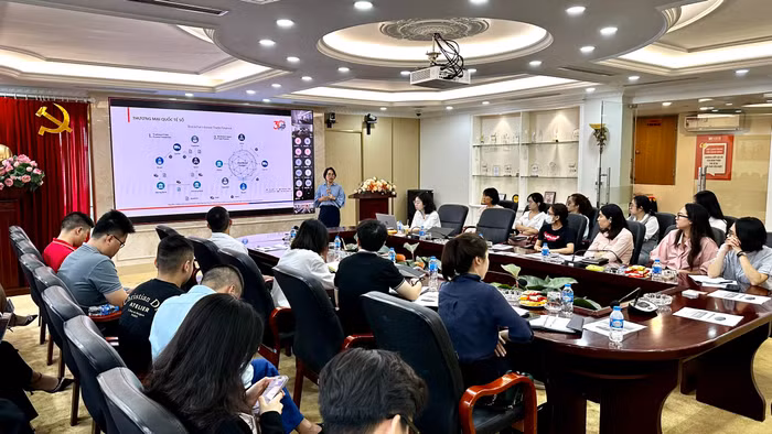 Hội thảo được tổ chức dưới sự dẫn dắt của các chuyên gia có kinh nghiệm hàng chục năm trong lĩnh vực tài trợ thương mại và thanh toán quốc tế của SHB.