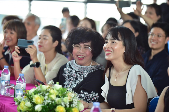 Theo dõi Chương trình, khán giả đều trải qua rất nhiều cung bậc cảm xúc khác nhau, được dẫn dắt bởi mạch nội dung xuyên suốt, các hình thức biểu diễn đa dạng đan xen. Có thể bắt gặp tại bất cứ nơi đâu trong khán phòng nét mặt hân hoan của bố mẹ, ánh mắt lấp lánh của bạn bè, và đặc biệt là nụ cười rạng rỡ của người kiến tạo “Ngôi trường hạnh phúc” TH School - bà Thái Hương. Theo dõi Chương trình, khán giả đều trải qua rất nhiều cung bậc cảm xúc khác nhau, được dẫn dắt bởi mạch nội dung xuyên suốt, các hình thức biểu diễn đa dạng đan xen. Có thể bắt gặp tại bất cứ nơi đâu trong khán phòng nét mặt hân hoan của bố mẹ, ánh mắt lấp lánh của bạn bè, và đặc biệt là nụ cười rạng rỡ của người kiến tạo “Ngôi trường hạnh phúc” TH School - bà Thái Hương.