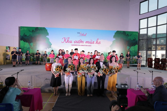 Trống, kèn, sáo, đàn tơ-rưng,… đã thành công khi mang đến một bầu không khí đậm chất văn hóa Việt Nam. Chìm đắm trong những giai điệu đầy đam mê nhưng cũng rất ngây thơ, trong sáng, khán giả được chiêu đãi một “bữa tiệc thịnh soạn” từ ánh sáng, âm nhạc cho tới những màn nhảy cực kỳ bắt mắt. Nhạc hội “Khu vườn mua hạ” là trải nghiệm nghệ thuật độc đáo của chính học sinh TH School, minh chứng cho sự tâm huyết đồng hành, chỉ dạy của các thầy cô và trên tất cả, là tinh hoa từ các giá trị cốt lõi mà TH School luôn kiên định theo đuổi: Tư duy toàn cầu và Tự hào Việt Nam. Trống, kèn, sáo, đàn tơ-rưng,… đã thành công khi mang đến một bầu không khí đậm chất văn hóa Việt Nam. Chìm đắm trong những giai điệu đầy đam mê nhưng cũng rất ngây thơ, trong sáng, khán giả được chiêu đãi một “bữa tiệc thịnh soạn” từ ánh sáng, âm nhạc cho tới những màn nhảy cực kỳ bắt mắt. Nhạc hội “Khu vườn mua hạ” là trải nghiệm nghệ thuật độc đáo của chính học sinh TH School, minh chứng cho sự tâm huyết đồng hành, chỉ dạy của các thầy cô và trên tất cả, là tinh hoa từ các giá trị cốt lõi mà TH School luôn kiên định theo đuổi: Tư duy toàn cầu và Tự hào Việt Nam.