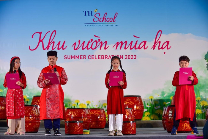 Ngay khi các MC “nhí” bước ra, cả khán phòng đã vô cùng ấn tượng không chỉ vì chất giọng truyền cảm, phát âm tiếng Anh chuẩn mực mà còn bởi phong thái tự tin, “làm chủ sân khấu” Ngay khi các MC “nhí” bước ra, cả khán phòng đã vô cùng ấn tượng không chỉ vì chất giọng truyền cảm, phát âm tiếng Anh chuẩn mực mà còn bởi phong thái tự tin, “làm chủ sân khấu”