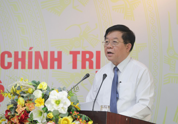 Đồng chí Nguyễn Trọng Nghĩa chúc mừng đồng chí Lại Xuân Môn. Đồng chí Nguyễn Trọng Nghĩa chúc mừng đồng chí Lại Xuân Môn.