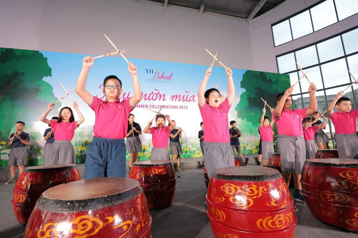 Chương trình khép lại với một điểm nhấn vô cùng ý nghĩa: Bài ca TH School. Giai điệu tưởng như thân quen mà lại rất “lạ” bởi bản phối tuyệt vời từ nhạc cụ dân tộc. Không chỉ có các bạn nhỏ trên sân khấu, tất cả khán giả rất tự nhiên hoà giọng như chung nhịp cảm xúc, để điều cuối cùng đọng lại: Thực sự tự hào khi là học sinh TH School. Chương trình khép lại với một điểm nhấn vô cùng ý nghĩa: Bài ca TH School. Giai điệu tưởng như thân quen mà lại rất “lạ” bởi bản phối tuyệt vời từ nhạc cụ dân tộc. Không chỉ có các bạn nhỏ trên sân khấu, tất cả khán giả rất tự nhiên hoà giọng như chung nhịp cảm xúc, để điều cuối cùng đọng lại: Thực sự tự hào khi là học sinh TH School.