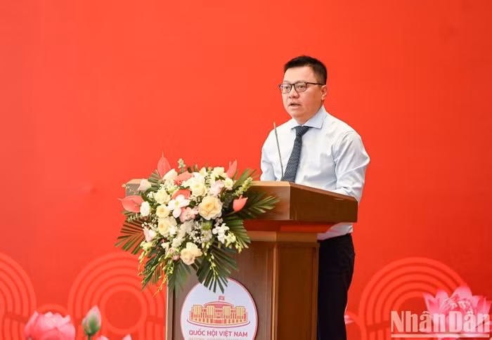 Ủy viên Trung ương Đảng, Tổng Biên tập Báo Nhân Dân, Phó Trưởng Ban Tuyên giáo Trung ương, Chủ tịch Hội Nhà báo Việt Nam Lê Quốc Minh báo cáo tại buổi gặp mặt. (Ảnh: Duy Linh)