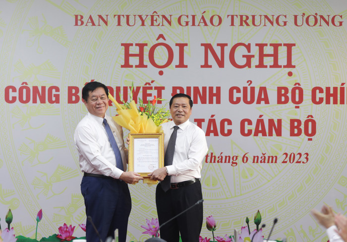 Đồng chí Nguyễn Trọng Nghĩa, Bí thư Trung ương Đảng, Trưởng Ban Tuyên giáo Trung ương trao Quyết định của Bộ Chính trị cho đồng chí Lại Xuân Môn. Đồng chí Nguyễn Trọng Nghĩa, Bí thư Trung ương Đảng, Trưởng Ban Tuyên giáo Trung ương trao Quyết định của Bộ Chính trị cho đồng chí Lại Xuân Môn.