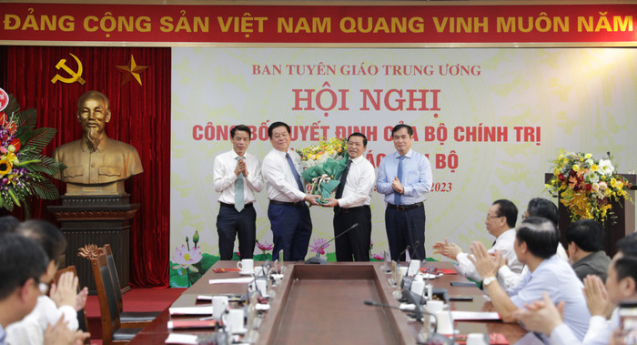 Lãnh đạo Ban Tuyên giáo Trung ương chúc mừng Tiến sĩ Lại Xuân Môn Lãnh đạo Ban Tuyên giáo Trung ương chúc mừng Tiến sĩ Lại Xuân Môn
