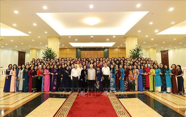 Tổng Bí thư Nguyễn Phú Trọng, các đồng chí lãnh đạo Đảng, Nhà nước và Nhóm nữ đại biểu Quốc hội Việt Nam khóa XV
