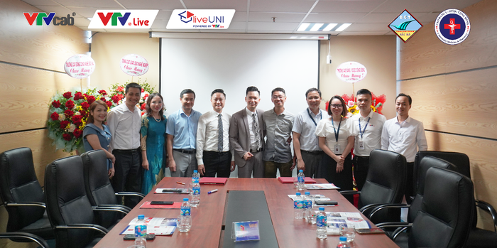 Đại diện Tổng cục Giáo dục nghề nghiệp, VTVlive, Trường Cao đẳng Công nghệ Bắc Hà, Trường Cao đẳng Y – Dược Cộng Đồng chụp ảnh chúc mừng hợp tác Đại diện Tổng cục Giáo dục nghề nghiệp, VTVlive, Trường Cao đẳng Công nghệ Bắc Hà, Trường Cao đẳng Y – Dược Cộng Đồng chụp ảnh chúc mừng hợp tác