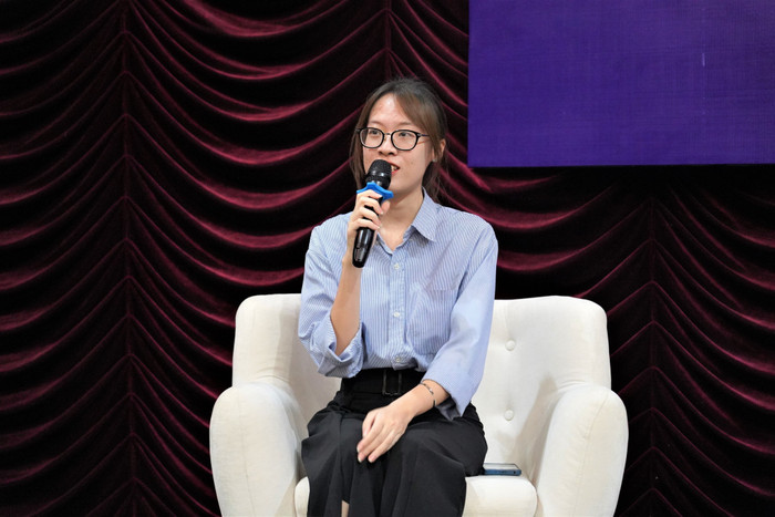 Ngô Phương Trang, sinh viên năm ba ngành Máy tính và Khoa học Thông tin, Khoa Toán - Cơ - Tin học, Trường Đại học Khoa học tự nhiên, Đại học Quốc gia Hà Nội Ngô Phương Trang, sinh viên năm ba ngành Máy tính và Khoa học Thông tin, Khoa Toán - Cơ - Tin học, Trường Đại học Khoa học tự nhiên, Đại học Quốc gia Hà Nội